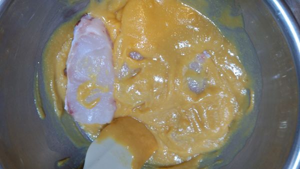 將白味噌..酒..味霖..砂糖 拌勻之後..將魚片放入..均勻抹上味噌醬料