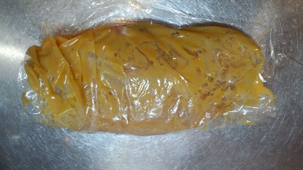 再將魚片放入塑膠袋中..(可以將一次要料理的份量放入一個袋子裡)然後放到冷凍庫或冷藏室放置2-3天..