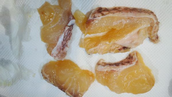 料理前先將魚片上的味噌洗淨之後..用餐巾紙將水份吸乾後..再放入烤箱烤約15分鐘即可..