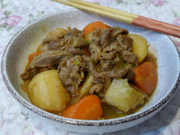 如果沒有砂鍋就直接在原炒鍋加上蓋子直接煨起可以了~ 另盛小盤食用^^