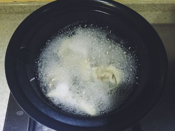 鍋裡燒開水，把速凍水餃放入煮