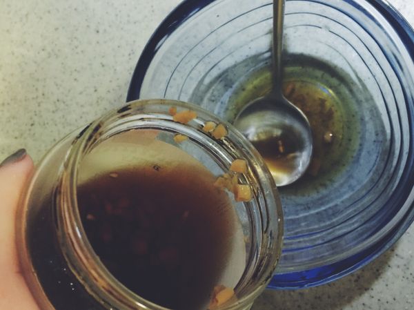 在碗裡準備好大蒜醋，根據自己喜好增減，我放了兩大勺，超級喜歡吃醋的人，可以多多益善😋