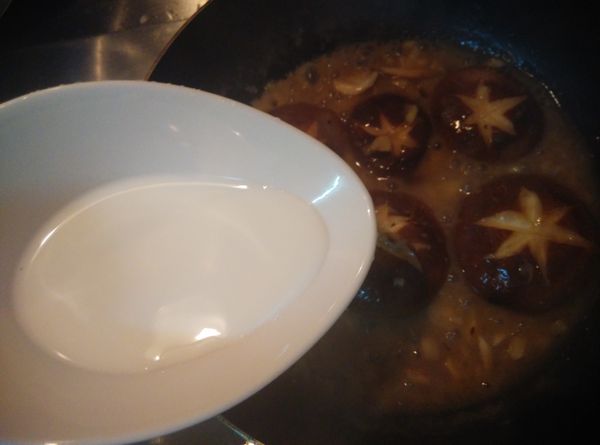 加入50cc的鮮奶，再煮開就可以熄裝盤了。