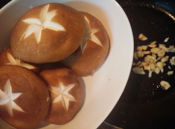 香菇洗淨，切掉蒂頭，並在香菇正面使用刀子刻出花紋。將準備好的香菇放入鍋中煎到金黃。