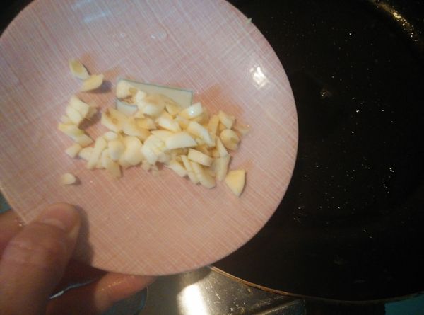 在鍋子裡加入1小匙的橄欖油，放入蒜末爆香。