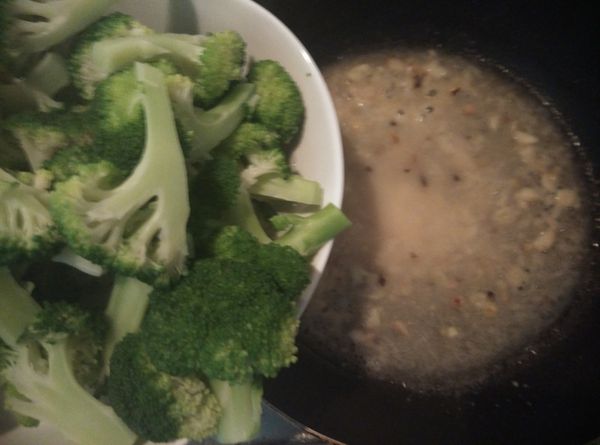 加入汆燙好的綠花椰菜燉煮。