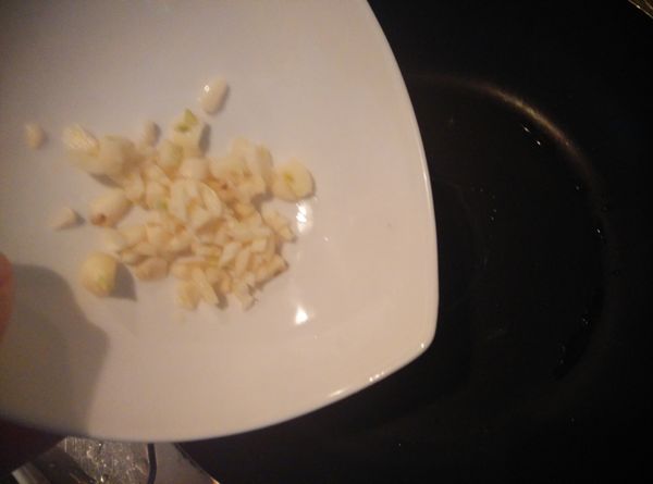 熱鍋，加入1小匙的橄欖油，將蒜頭去膜切成末，放入鍋中爆香。