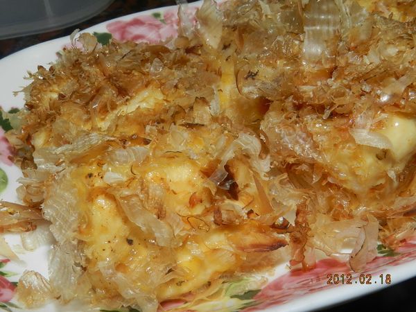 豆腐切成12塊~沾低粉 蛋液 柴魚粉