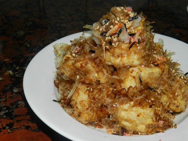 氣炸鍋200度 烘3~4分鐘~豆腐擺盤淋上醬汁後 撒上櫻花蝦香鬆