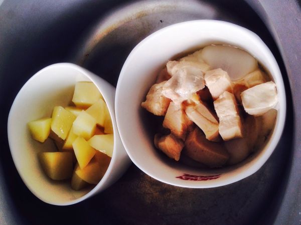 雞胸肉、馬鈴薯切丁
入電鍋蒸煮(外鍋一杯水）