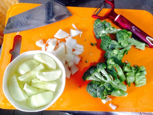 蘋果削皮、切丁、泡鹽水
洋蔥、花椰菜切至適當大小