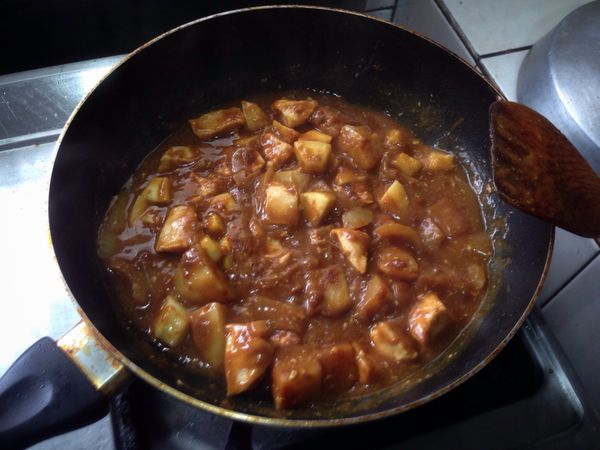 放入咖哩塊拌勻並熄火
將蘋果丁均勻混和即可擺盤。