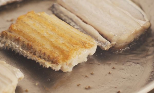 下鍋油煎至兩面金黃