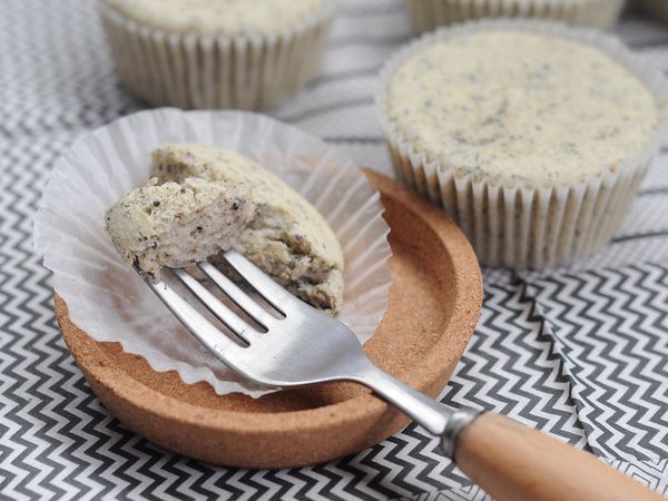 在瑪芬杯的外面加入一杯熱水，避免烘烤時太乾，約烤20~25分鐘，用竹籤戳進去沒有麵糊黏出即可出爐冷卻。