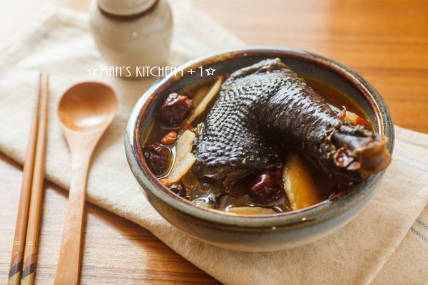 簡單的雞湯不但補身還有滿滿的紅棗香甜，妳千萬別錯過了喔~