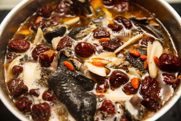 接著轉成小火繼續燉煮60分鐘，並在盛碗前加入鹽巴調味就完成了喔，是不是超簡單的呢。(過程中記得要將泡渣撈乾淨。