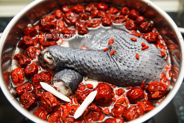 首先把雞肉洗淨，接著把所有材料放入鍋中(鹽除外)，並開中火煮滾。