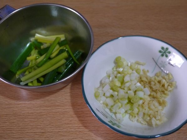 薑、蒜、蔥白切末，青蔥切段。