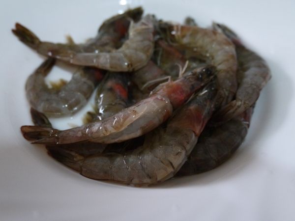 蝦子洗淨，用剪刀剪去蝦子頭上的尖刺及鬚腳，蝦身劃背去泥腸。