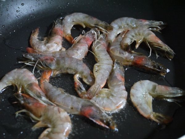 以半煎炸的方式先將蝦子燒紅。
撈起瀝油備用。