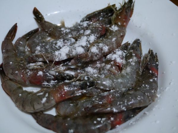 將蝦子灑上適量的太白粉。