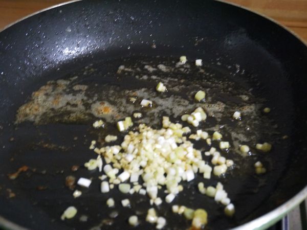 同一炒鍋，留下少許之前半煎炸的油，爆香薑末、蒜末、蔥白。