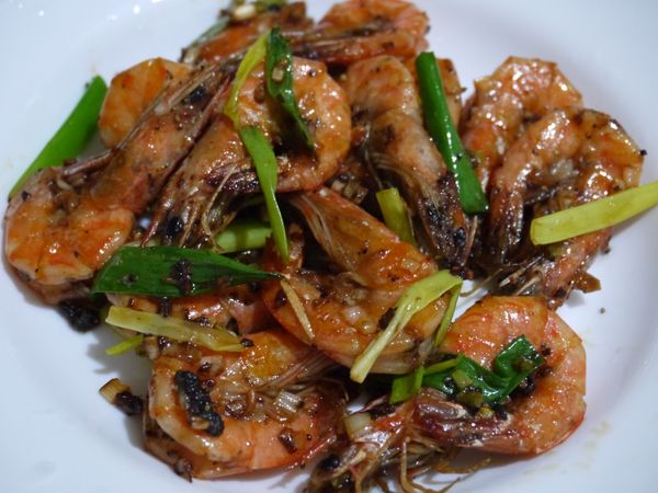 爆香後，放入撈起備用的蝦，灑上適量的白胡椒粉、黑胡椒粒、鹽、醋，拌炒至蝦子全熟後，下青蔥段，就可以關火起鍋了。