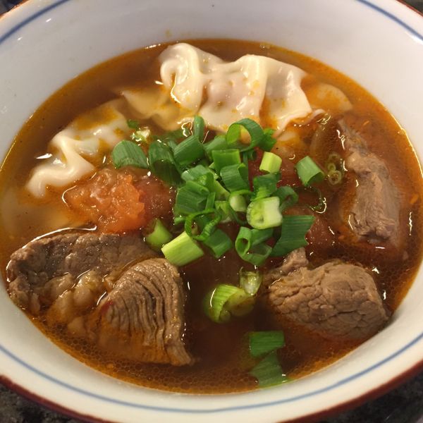 【蕃茄牛肉湯】除了當成湯品之外，加入水餃就成了爽口不油膩的【蕃茄牛肉湯餃】啦！