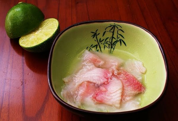 將鯛魚片切成薄片浸泡於檸檬汁中靜置約3-4小時，至魚肉熟成為白色。