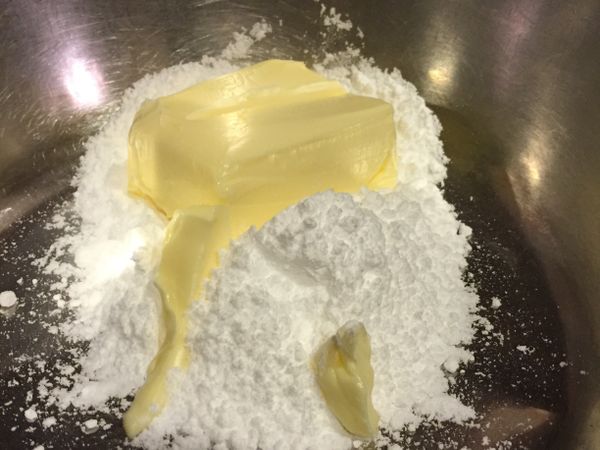 糖粉和室溫牛油攪勻