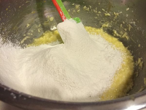 拌入所有面粉（早前將兩種面粉拌勻）