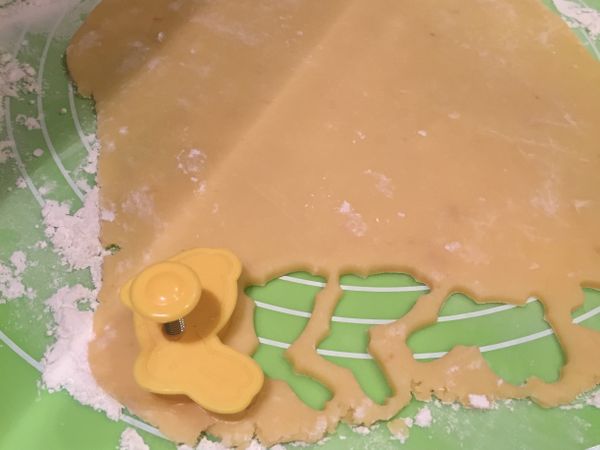 搌成3-5mm厚度，用餅模印出餅形。