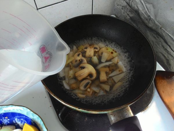 倒入250ml的水悶煮