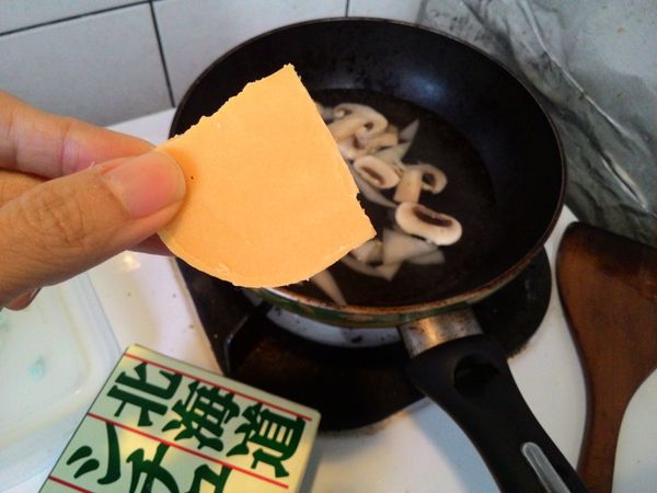 待水稍熱後，放入好侍北海道白醬奶油玉米塊