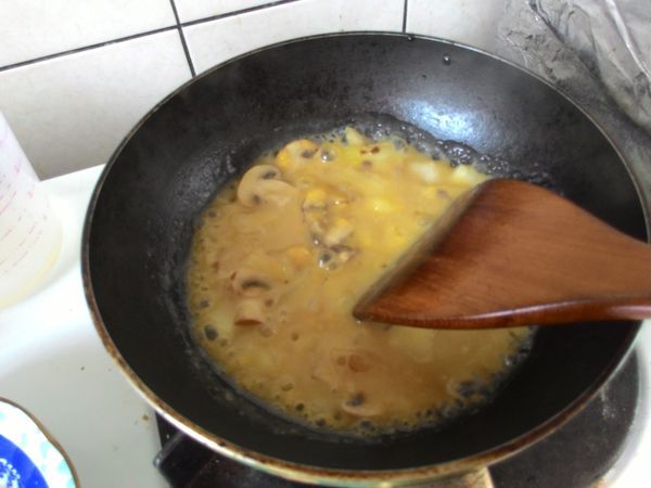 之後用鍋鏟不斷攪拌，使奶油玉米塊融化