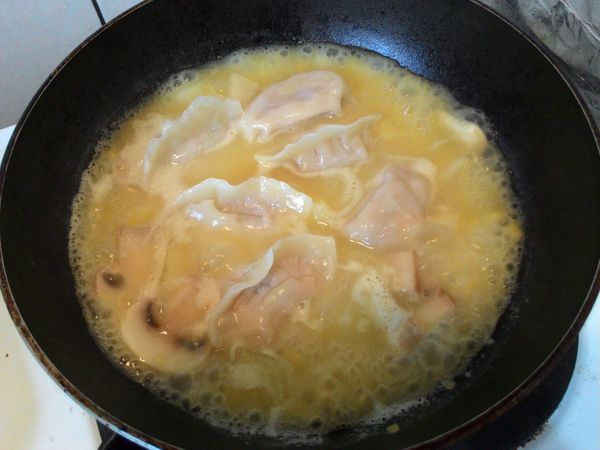 最後將水餃放入，悶煮兩三分鐘後，即可上桌