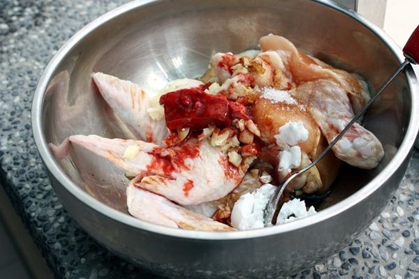 步驟1 
把切好的三節翅放到碗中，加入所有的醃料