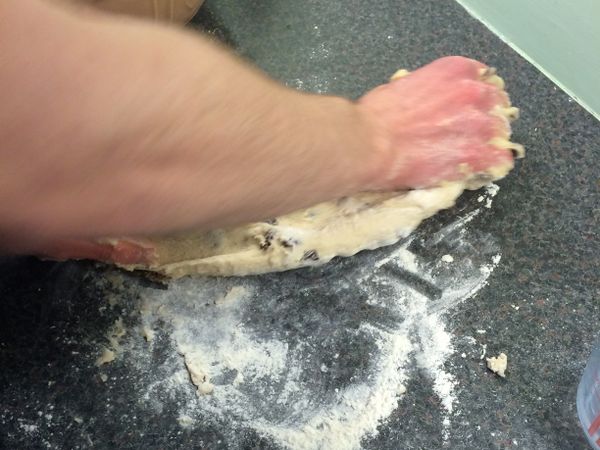 檯面撒上麵粉防沾黏，開始揉麵團！（此配方屬於濕麵團，會濕濕黏黏的是正常。）