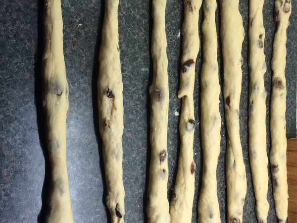 第一次發酵後就可以做麵包辮子了。
A.把麵團分成八分搓成細長條
B.把每條由左至右分別編號1～8，然後有四個順序如下：
- 把8放到5
- 把2經由3的下面再放到8
- 把1 放到4
- 把7經由6的底下放到1
 
然後不斷重複這四個順序就ok嘍