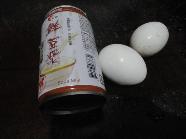 說明食材如上.1粒雞蛋放8分滿杯鮮豆槳,共2份.1罐鮮豆槳約2雞蛋,剩下1/2杯豆槳多餘自己喝下去.攪拌均勻後用濾網過濾殘渣,留下清澈的.(這樣豆腐才會漂亮)