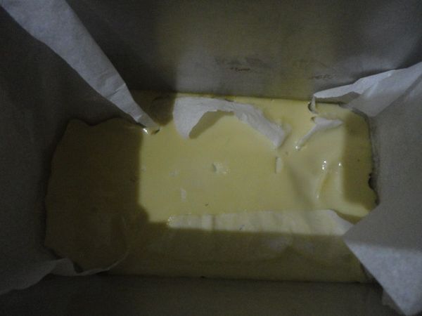 10分鐘跳起取出豆槳雞蛋豆腐,放涼拿起烘培紙,切塊.上面淋上醬油露.灑上一點辣椒,蔥絲.