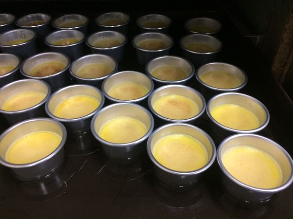 布丁烤模加入布丁液，放入已預熱烤箱，烤50分鐘。