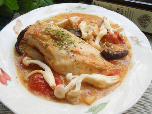 白醬和雞肉彼此非常搭配,表現出來的雖然是保守的風味,卻是一種經典的呈現,慢燉的雞胸肉拌著豐厚的白醬,吃起來完全不柴,令人驚喜。