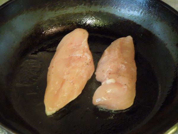 雞胸肉先用醃料醃15分鐘。
稍後放入鍋中以中火煎到雞胸肉兩面金黃,取出放置一旁備用。