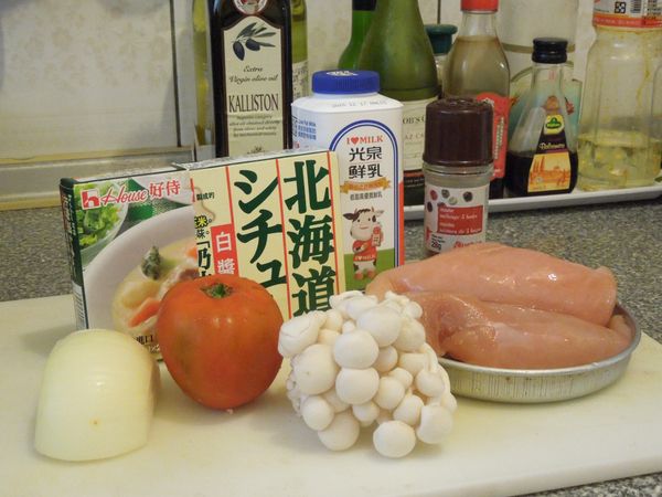 準備食材
利用北海道白醬料理塊來調理白醬,搭配受歡迎的雞胸肉和蔬菜,冬天吃來溫潤豐盛。