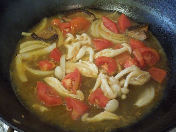 鍋中加入白酒和水,悶煮2分鐘後,放入煎黃的雞胸肉,繼續小火煮3分鐘。