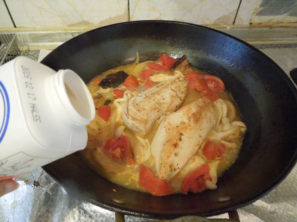 在鍋中加入1/2杯牛奶