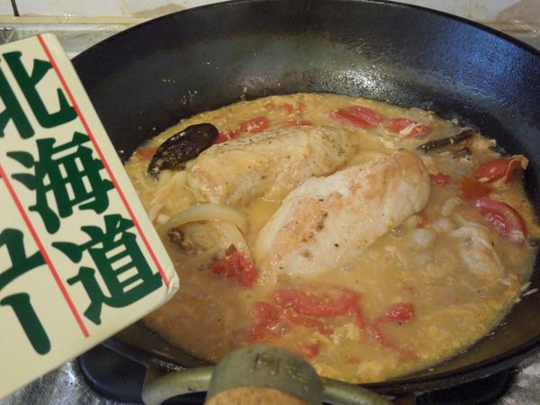 加入1小塊已切碎的北海道白醬料理,攪拌一下,使白醬塊充分溶解,即可起鍋。