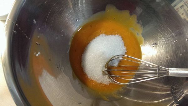 蛋黃加糖攪拌均勻