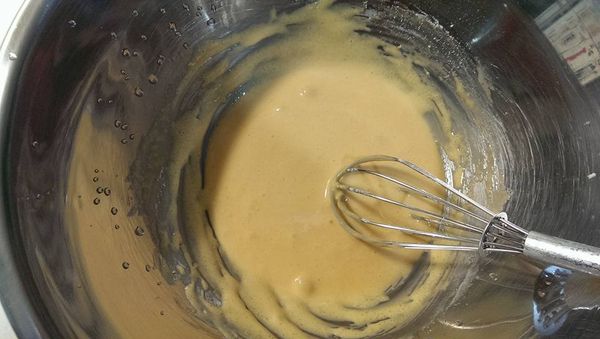 加入低筋麵粉跟玉米粉攪拌均勻
在慢慢加入煮好的牛奶液攪拌均勻
(要邊攪拌邊慢慢加喔)